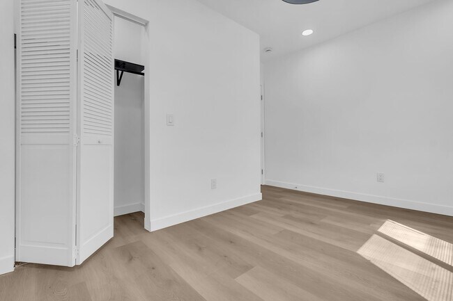 Building Photo - 5518 Denker Ave