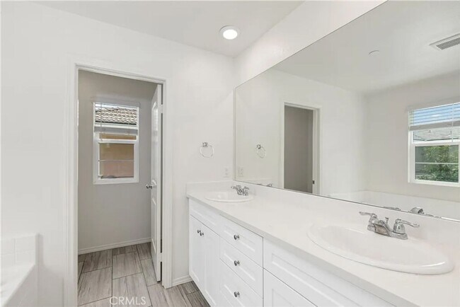 Building Photo - Great 3 bed 3 bath home