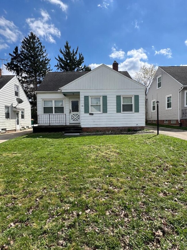 Building Photo - 15818 Maplewood Ave