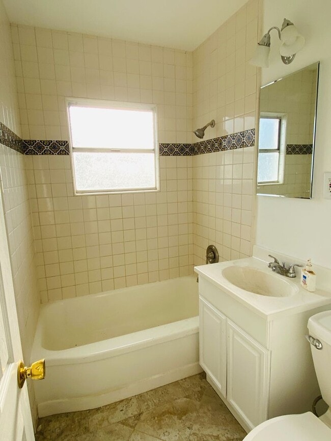 Building Photo - Midtown Ventura - Cottage Two bedroom, one bathroom