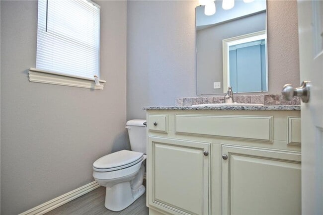 Building Photo - 4 Bed 4.5 Bath Townhouse just mins away from the University!