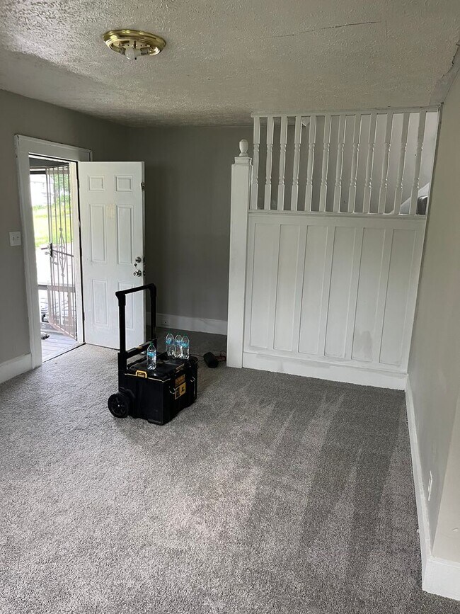 Building Photo - Newly painted home ready for rent!