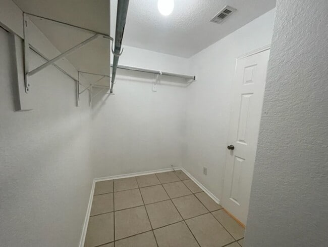 Building Photo - Beautiful One Story Home on a cul-de-sac near Lackland AFB