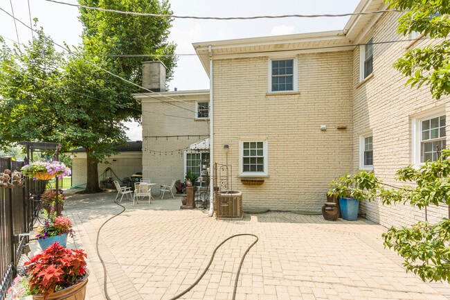 Building Photo - 1301 N Northwest Hwy