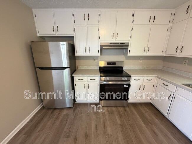 Building Photo - 1035 Eastview Rd NE