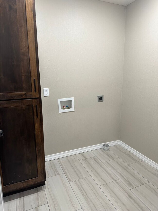 Building Photo - Your Dream 3-Bed, 2-Bath Brick Haven