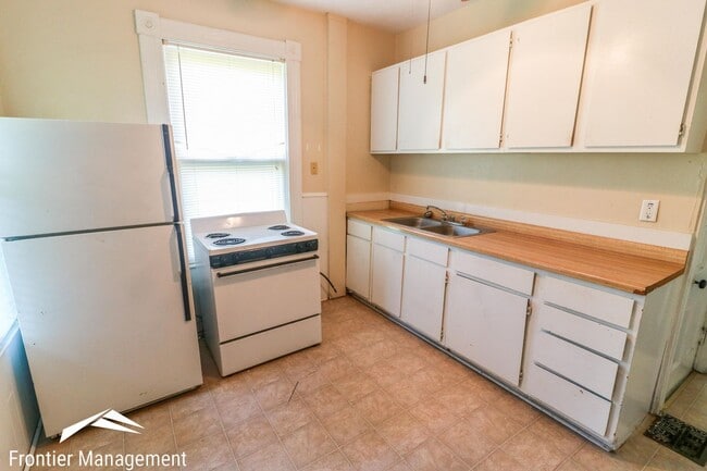 Building Photo - Perfectly located duplex near downtown Manhattan and City Park!