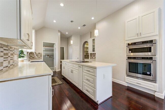 Building Photo - 3223 Richland Dr