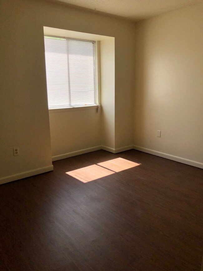 Building Photo - 2 bedroom 2 bath town home in a gated comm...