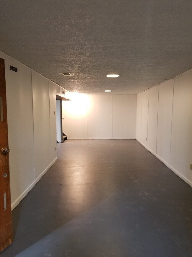 Building Photo - 1046 Leslie Ln