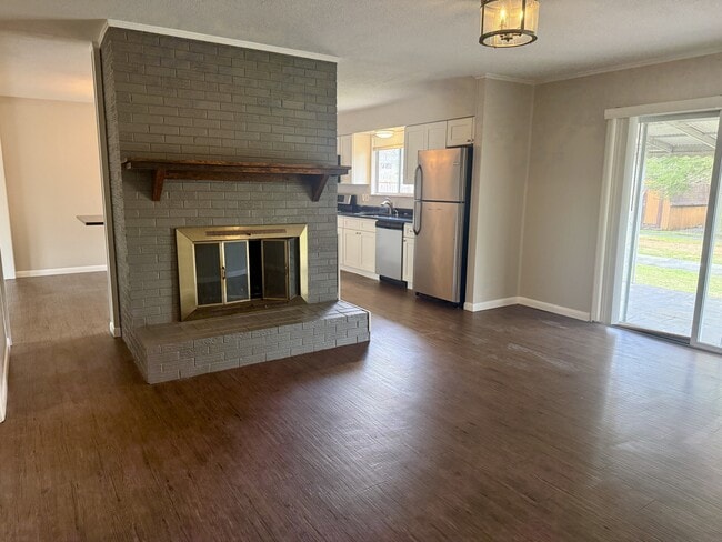 Building Photo - 928 Roderick Rd