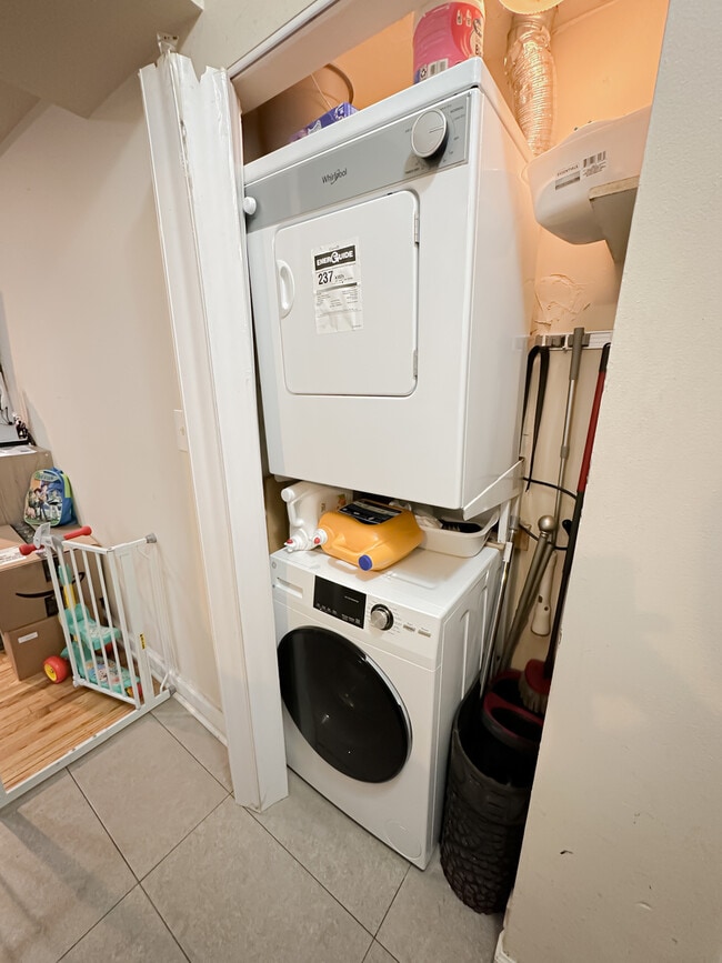 Building Photo - 5335 N California Ave