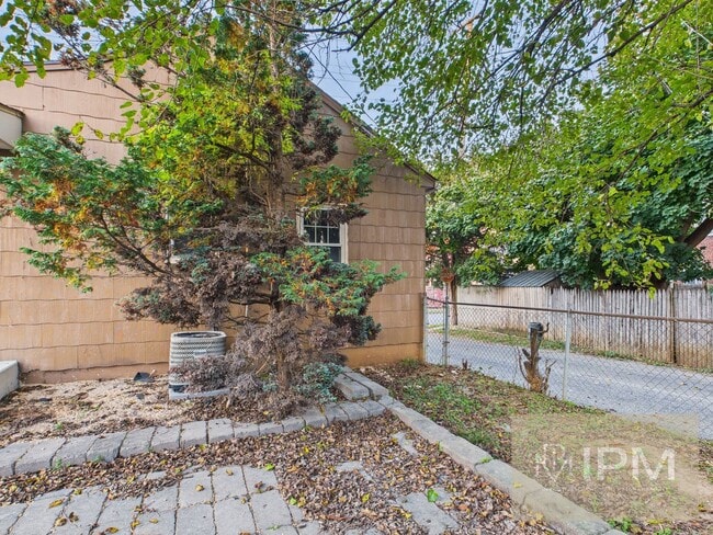 Building Photo - Available Now!!  Charming 2 Bed, 1 Bath Ho...