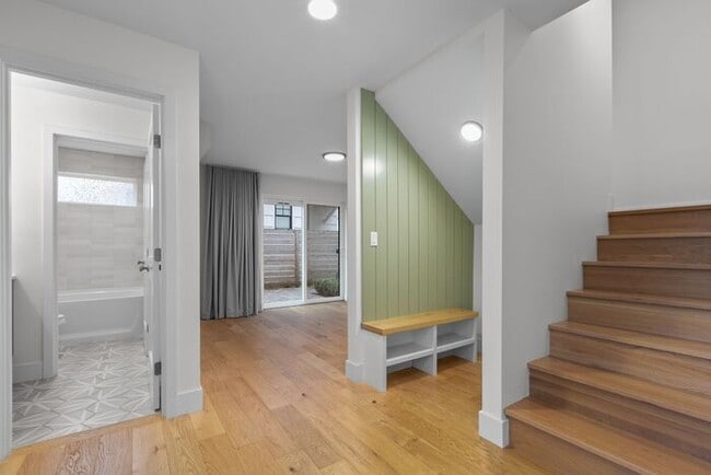 Building Photo - Stunning Modern Air-Conditioned Townhome in Coveted Whittier Heights
