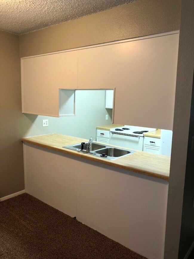 Building Photo - Quaint 1 Bedroom Ground-Floor Unit in Mid-Town Fort Collins