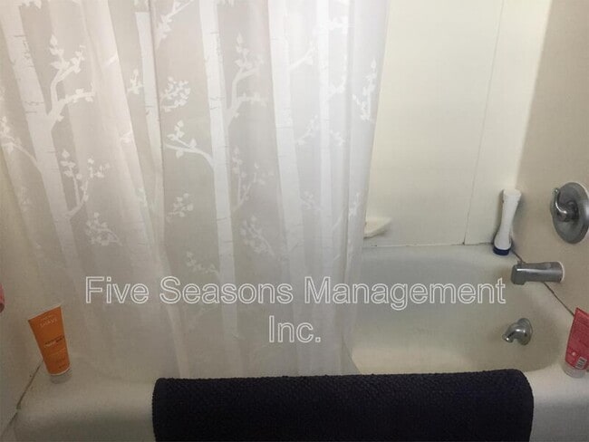 Building Photo - 4 Loomis St