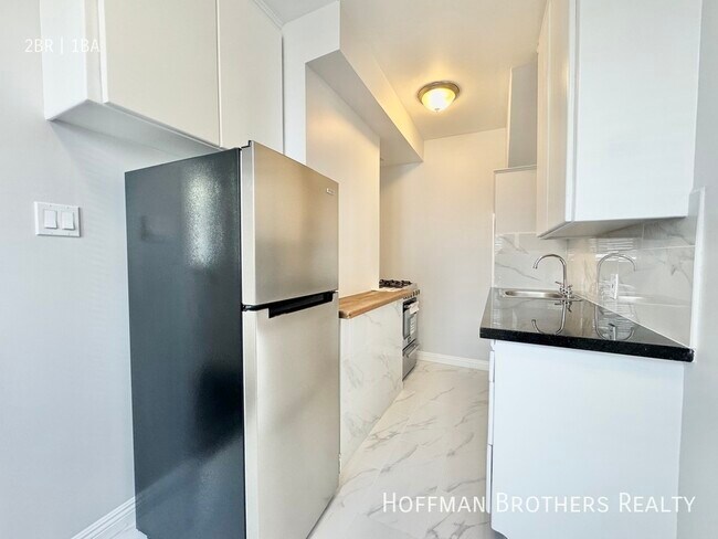 Building Photo - 427 N Oakhurst Dr