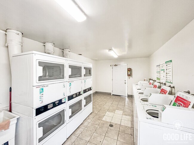 Building Photo - Beautiful 2BD/2BA w/ Reserved Parking and A/C in College Area!