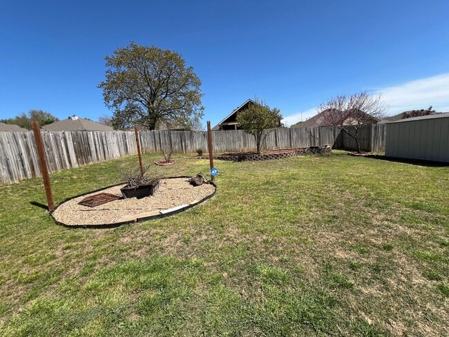 Building Photo - 3 Bed 2 Bath House Right down the road from Northridge Middle School.