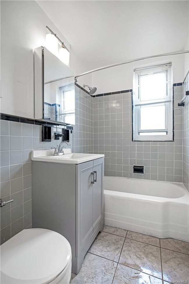 Building Photo - 730 Pelham Rd