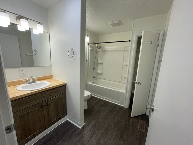 Building Photo - Spacious 3bed/1bath