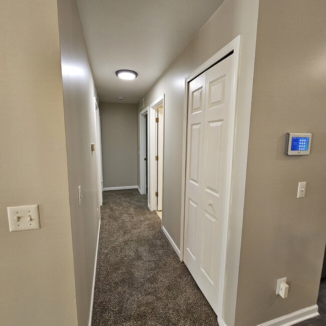 Building Photo - 3 Bed Ranch with New Carpet and Freshly Pa...