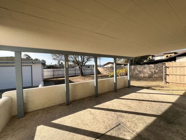 Building Photo - 4 Bedroom Home 2 Car Garage with Fenced Yard and Extra Parking