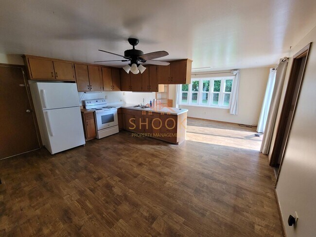 Building Photo - METICULOUSLY MAINTAINED COZY HOME