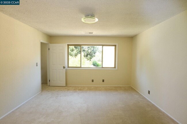 Building Photo - 555 Willow Ct