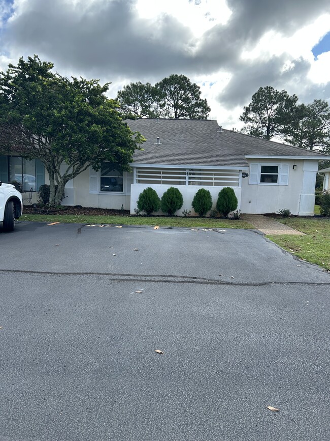 Building Photo - 9474 Villas Dr