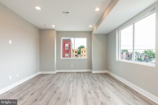 Building Photo - 2729 W Glenwood Ave