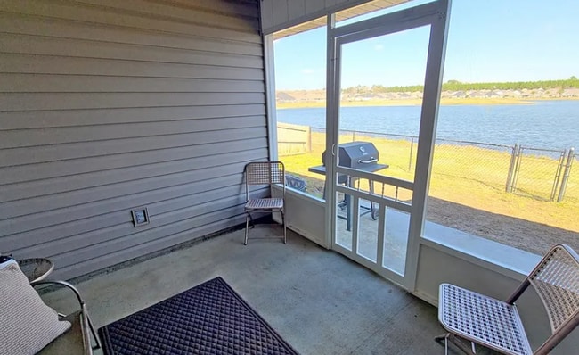 Building Photo - Charming 3-Bedroom Home with Lake Views and Modern Amenities in Hahira, GA