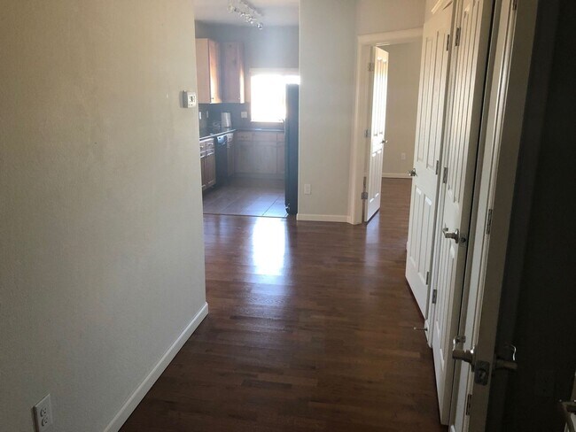 Building Photo - Stunning Clocktower Penthouse Condo with mountain views!