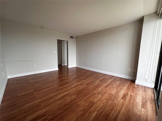 Building Photo - 3731 N Country Club Dr