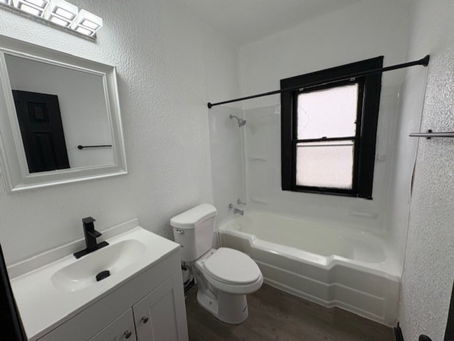 Building Photo - 3611 E 147th St