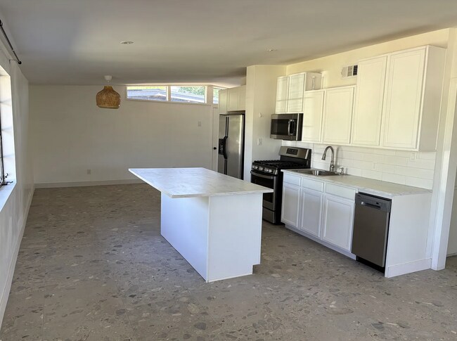 Primary Photo - 519 W 16th St