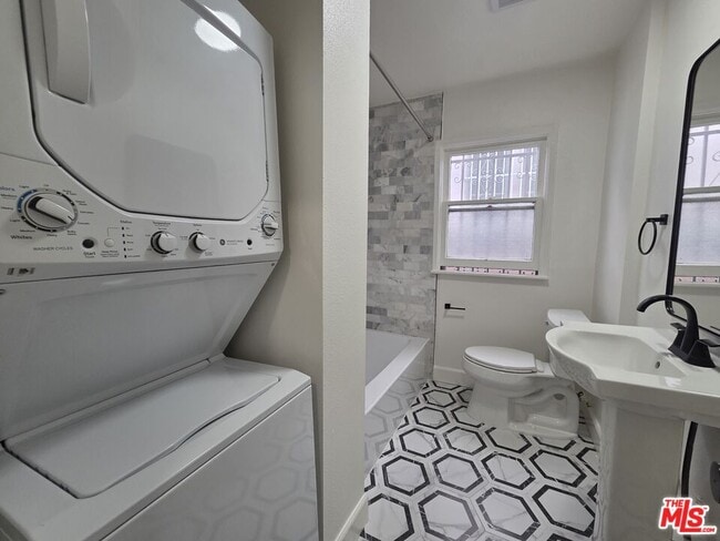 Building Photo - 107 N Sweetzer Ave