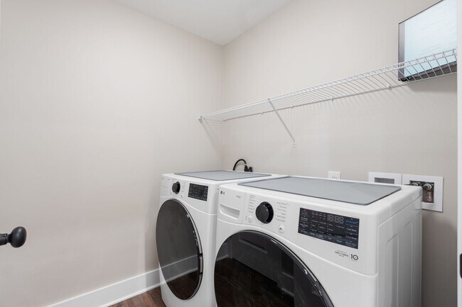 Building Photo - 3 bedroom BRAND NEW Townhome in Cleveland!