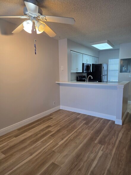 Building Photo - 2222 N Cypress Bend Dr