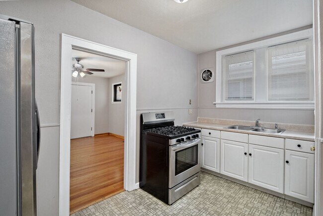 Building Photo - 6271-6273 Odell