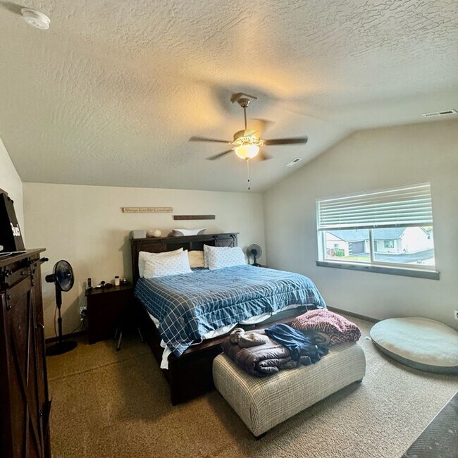 Building Photo - Beautiful 4 bedroom home