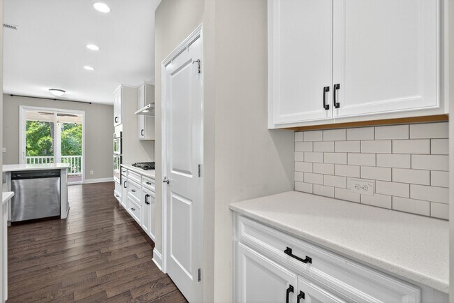 Building Photo - “5-Bedroom Home with Bonus Room & Resort-S...