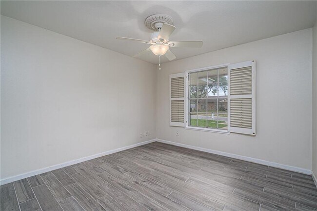 Building Photo - 337 Poenisch Dr