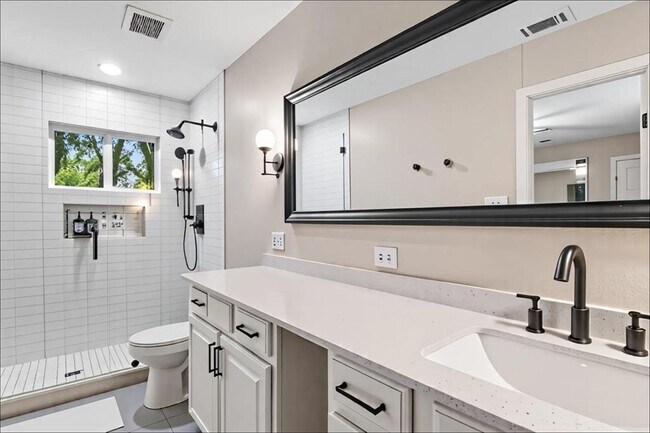 Building Photo - 907 Chiswick Dr