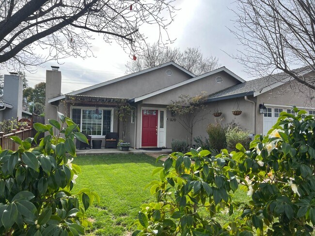 Building Photo - 901 Crestview Dr