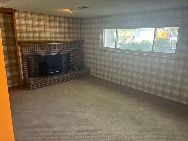 Building Photo - Beautiful 3-Bedroom, 3-Bath Home With Grea...