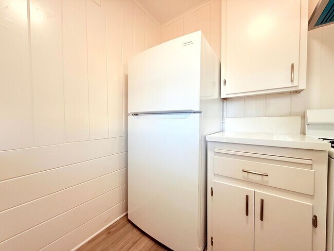 Building Photo - 6200-6202 Muscatel