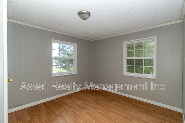 Building Photo - 513 Benton Cir