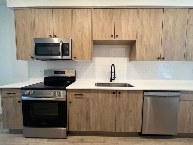 Building Photo - Modern 2-Bed, 1.5-Bath Condo with Custom K...