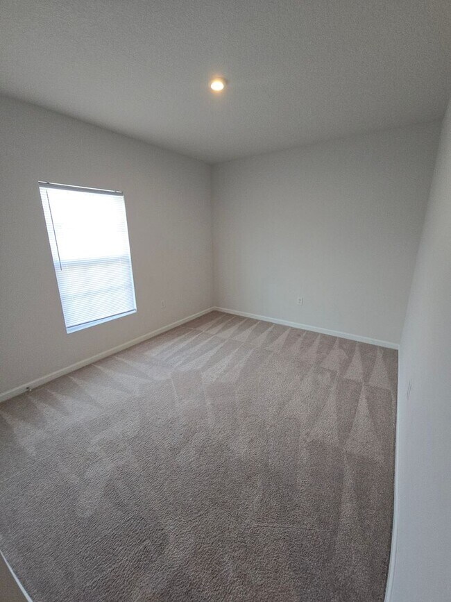 Building Photo - 3 bed 2 bath home